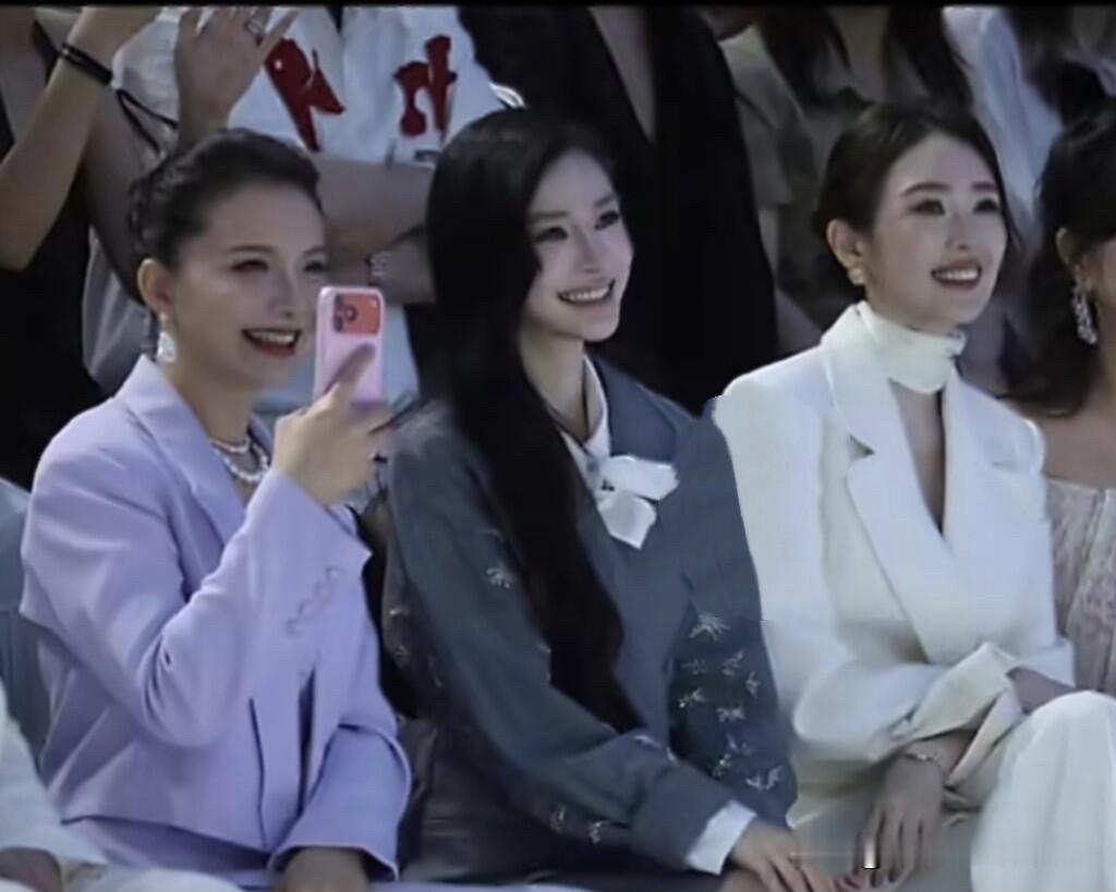 杨颖变得这么有气质了，竟然比童谣美的还要大气，坐在人群里第一眼就能看见她。杨颖美的像画里的人一样，皮肤紧致，没有什么皱纹，笑容特别甜。

童谣是又美又飒的那种，看起来干练优雅，非常舒服。孙茜年龄大了，颜值和气质下滑了一些，没有拍《甄嬛传》的时候好看。
