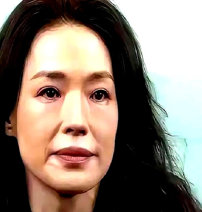 那个精致的“梅长苏”彻底下线了。胡歌晒出的自拍照，胡子拉碴，完全不修边幅。

当了爸爸后，他心思全扑在孩子和柴米油盐上，时间全给了家里。以前费心维持的完美形象他不要了，整个人彻底松弛下来。他现在坦坦荡荡亮出最真实的一面，因为演员的根，压根不在漂亮的脸上。

他准备用皱纹和胡茬去讲故事了。这年头，不用
