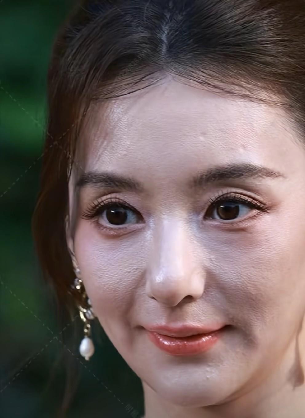 方媛生完孩子后，镜头里那张脸明显熬出了疲态，笑得标准却没神。郭富城看起来挺满意，带出去不丢面，回家能看孩子。这事儿跟咱们普通人的日子其实是一本账：有些婚姻看着光鲜，里子就是各取所需，谁手里没底牌，谁就得看人脸色。
别光盯着豪门婚礼的排场，底下算的是饭票归谁、风险谁扛。
把婚姻当合伙开店来看
结婚快十