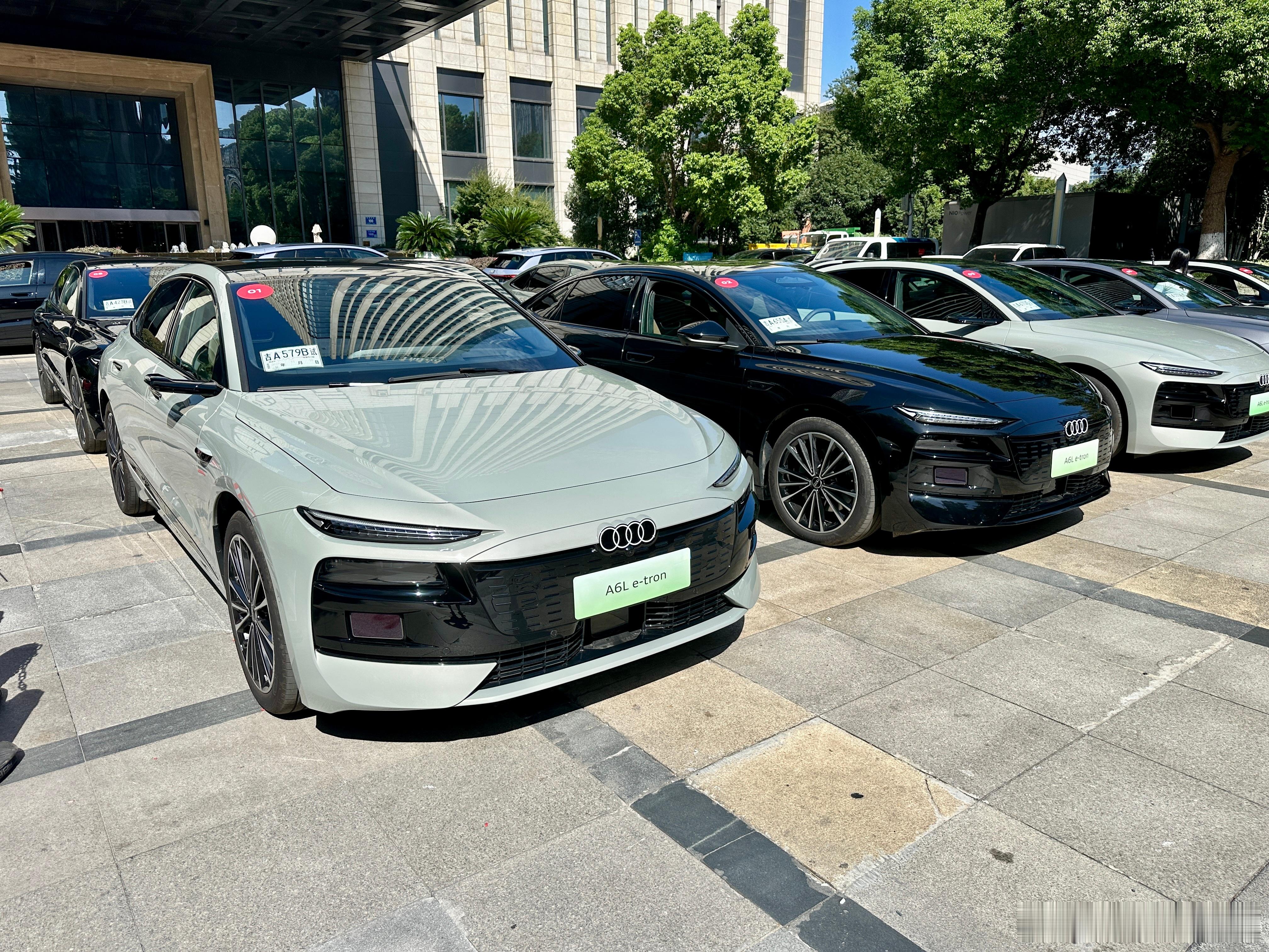 今天去试了一汽奥迪PPE家族的两台纯电，A6L e-tron和Q6L e-tron，聊几个印象深的点：

一是续航和补能确实省心。107度大电池，CLTC最长能跑815公里，日常通勤基本一周一充。全域800V架构，270kW快充20分钟从10%充到80%，理想状态充10分钟能多跑近300公里。还有个Bank Charging模式，800V、400V的桩都能 ​