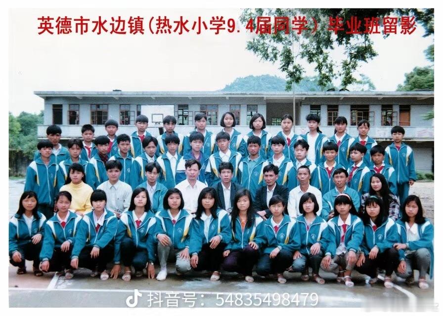 亲人的离世是一生的潮湿
刷抖音突然看到爷爷年轻时候的照片 我真的一下哭了出来
虽然他也重男轻女 但对我也是很好的
记得小时候总喜欢去卖鸡市场找他 因为他在哪里打牌 都会给我钱去买东西
以前总说他偏心 后面也总是打电话问我什么时候回家
每逢佳节 都会想起他 以为我不提起 我不去看他照片 我就能把 ​