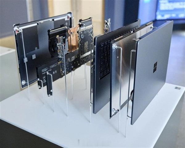 【微软喊话MacBook用户：是时候分手了】微软针对MacBook Pro用户推出换购促销活动，购买新款Surface Laptop Ultra可获最高1000美元补贴。活动页面直白写道：“与你的MacBook分手吧。”​​​（快科技官方） ​