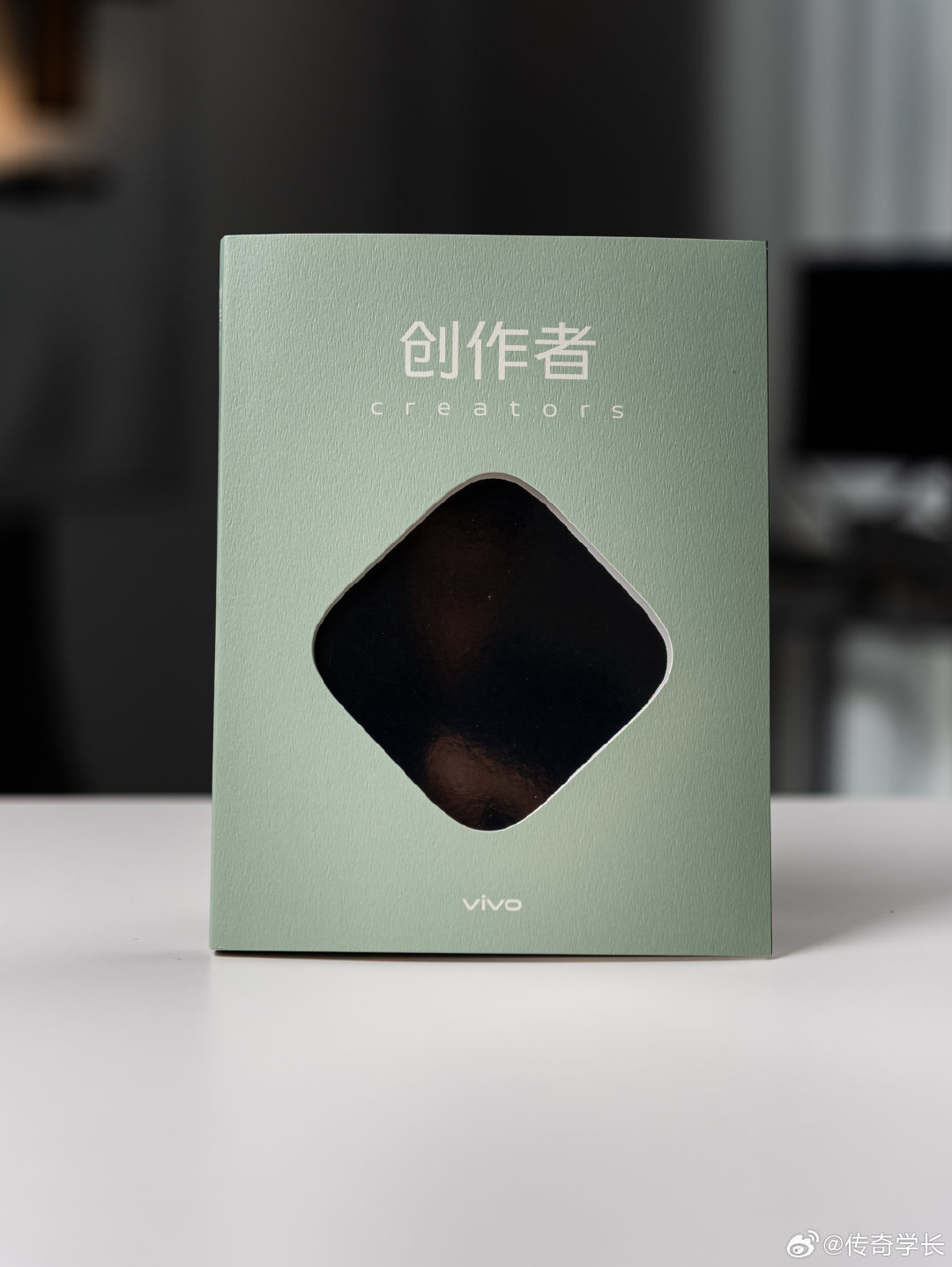 收到一本vivo的创作者书籍，记不清这是第几本了，但vivo这个人人都是创作者的理念是极好的，最近我把安卓主力机也切换到vivo，影调的色彩风格非常喜欢，深耕影像是有未来的 ​