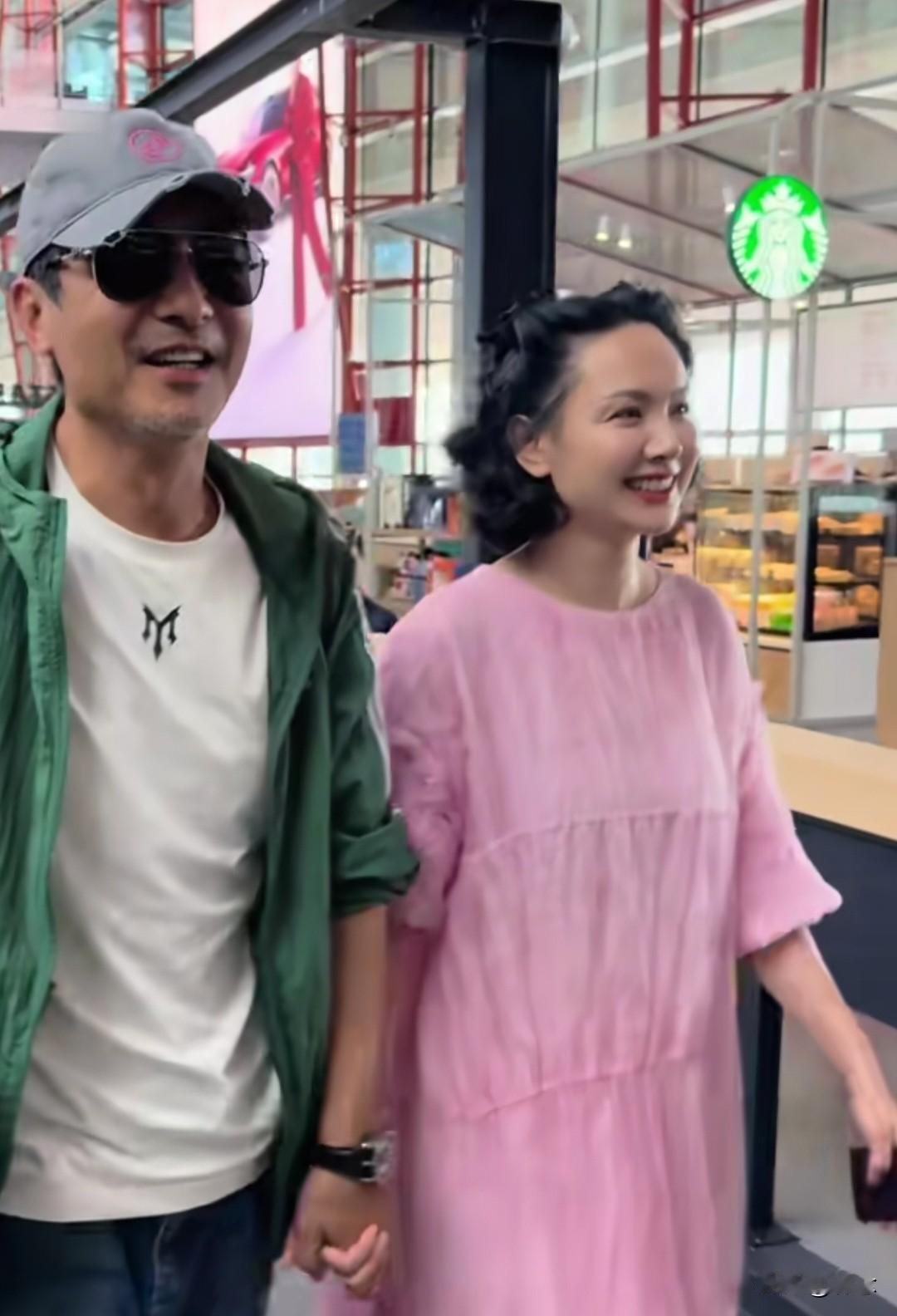郭晓东在披哥差点淘汰，最着急的不是他，是老婆程莉莎。
一公惊险晋级后，她深夜心疼发文。二公郭晓东搭档颜安、姚琛唱《天下过客》，小考拿下82分，又逆袭到前列。
录完返京，程莉莎穿粉裙现身机场，两人全程牵手热聊，完全不像老夫老妻。
现场女粉一多，她笑着说：“我都要吃醋了。”
台上是披荆斩棘的哥哥