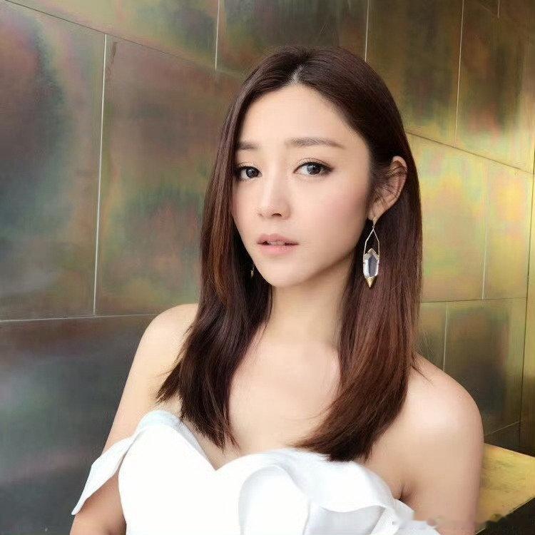 依次出场的是阚清子 晚晚 朴草娥 邓紫棋 豆包 大s 然后扮演者均为卫诗雅 ​