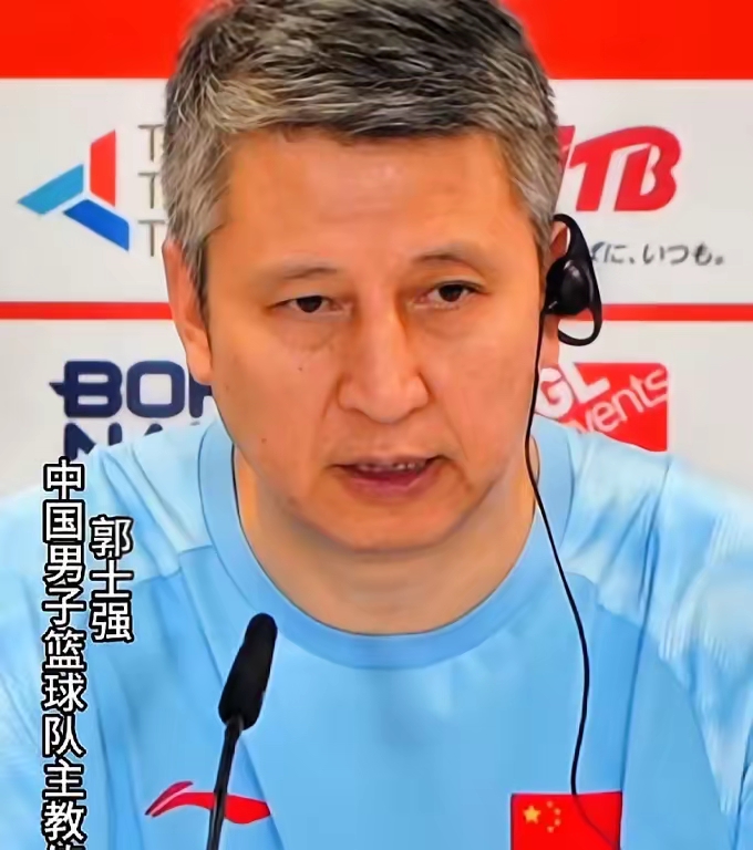 又一次败给日本男篮，
很多人第一反应就是喊换教练、
换队员，
可现实摆在眼前，
我们帅位换了一轮又一轮，
队员也更新迭代，问题却依旧反复出现。同样是郭士强带队，亚洲杯能够和澳大利亚拼到只差一分，转头亚运会就大比分落败日本，球员场上也拼尽全力，单纯归咎某个人并不客观。
 
一场比赛的胜负，从来不是只看