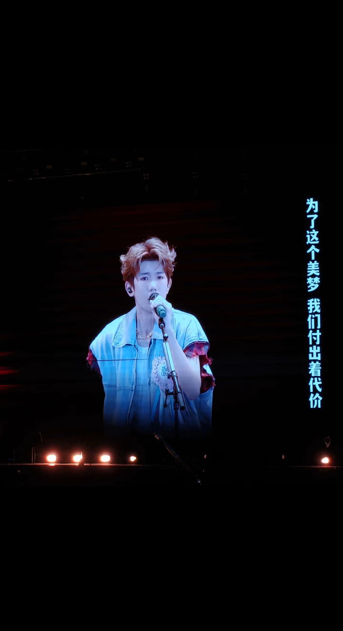 王源说幸福在我们之间流动 来到南京 回到源点 19年的“半岛铁盒”在这里打开大大狂欢的记忆又将这里重新填满 或许 我没有遗憾了 你说幸福在我们之间流动 我们都在用心地感知幸福 共同创造一段不可替代的回忆 一起去远游