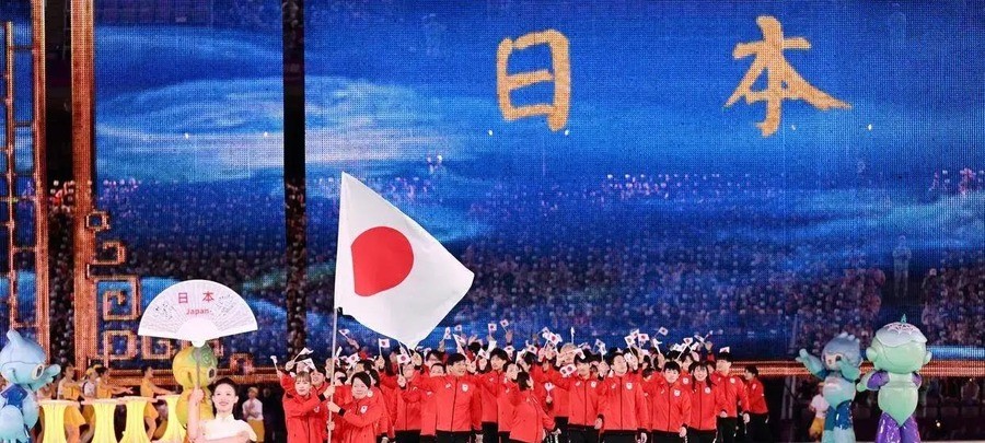 日本造币局造的名古屋亚运金牌，镀金不少于1克，往届约6克。中国空手道冠军李巧巧4比3赢约旦选手夺金，领奖当天发现金牌背面磨损，回温州老家被乡亲摸到更花，自己塑封一层塑料膜。
四年一块金牌，到手三天变易碎品。
李巧巧是温州人。她赢下空手道女子68公斤级决赛后，站上领奖台，脖子上挂了金牌。下台低头一看，
