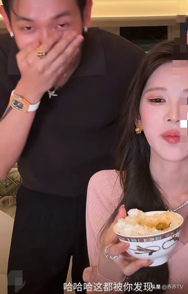 梅尼耶:你当初怎么选择了我，我很好奇

niko:因为你有3000万呀！

梅尼耶吓一跳:3000万？

niko:……的粉丝！

梅尼耶:这都被你发现了，现在只有2500万了！

niko:我也是拿到大结果了，喜提3000万粉丝大网红！@乔乔TV 

普通人结婚都要思前想后，

何况两个人都是大网