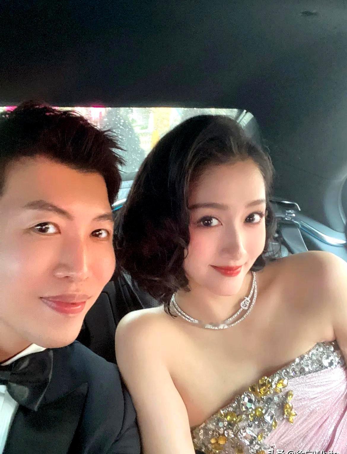 关晓彤29岁庆生照发出来，挨着她站的不是鹿晗，而是被全网粉丝追着骂了快十年的造型师高强
 

这些年关晓彤没少在红毯上摔跟头，每次丑衣服上了热搜，粉丝都在评论区排队请愿，喊着让工作室赶紧把高强开了。换作别的艺人，为了平息舆论，八成早就把锅甩给幕后人员、麻溜换个新团队了。可关晓彤偏不，任凭网上骂声翻天