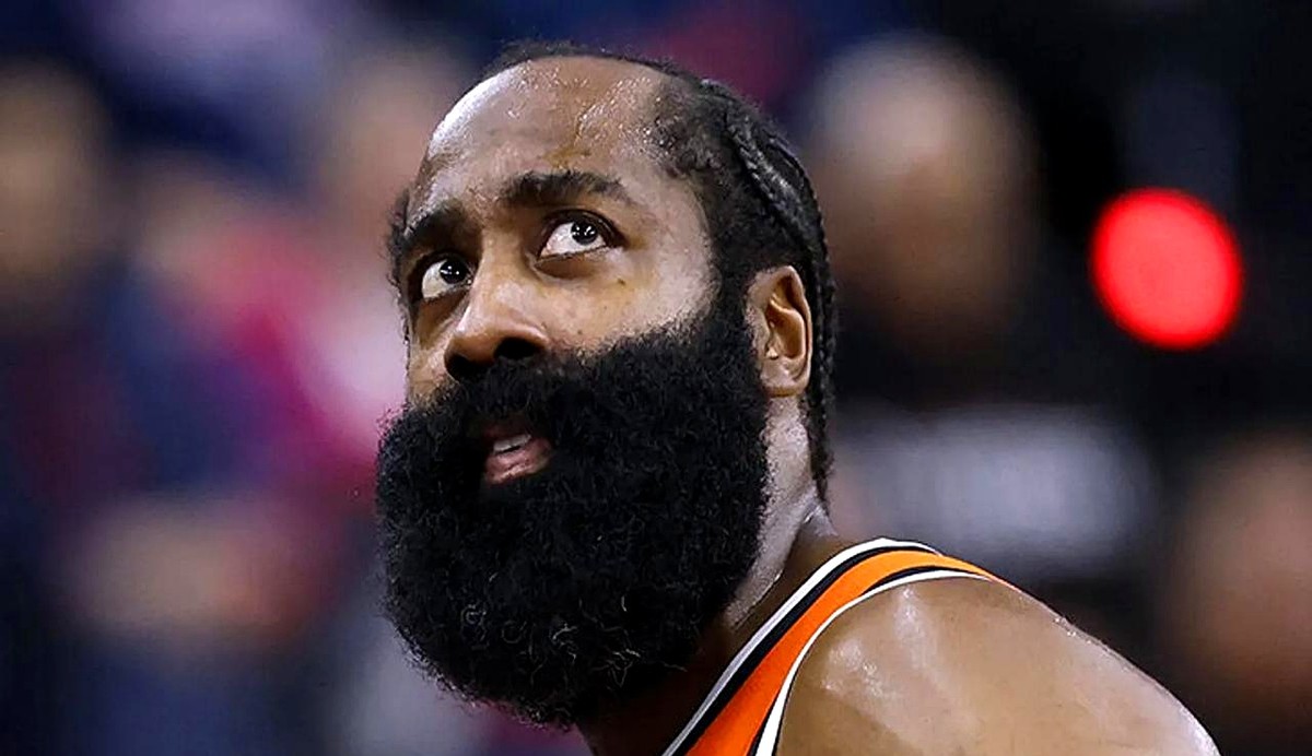 哈登的后撤步，原来不光是得分，更是保命神技！  都说哈登的后撤步是历史...