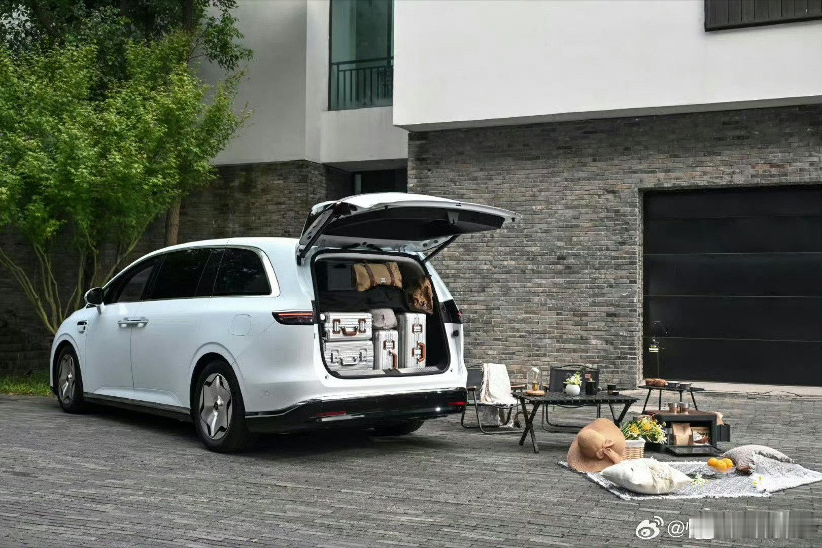 #享界V8将于9月28日开启预订##余承东称享界V8是下一个家用爆款#一家人出去玩就怕车里挤，享界V8空间真的大，老人小孩坐着都松快，太香了 ​