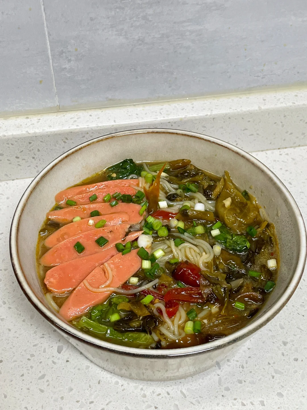 酸香浓郁的酸菜火腿米线，附详细做法～