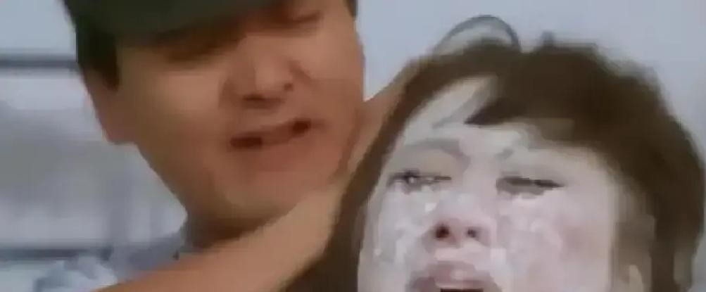 1987年拍《老虎出更》，利智被周润发一脚踹翻在玻璃碴上，小腿和手肘划出血，戏服都黏住了，她硬是没喊停。同年慈善晚会，发哥和曾志伟临时改了流程，整块蛋糕糊到她脸上，全场哄堂大笑，她笑着走下台，一进后台就哭了。那晚递来纸巾的，是张国荣。我不觉得这是什么“严厉”或“玩得开”，一个新人扛得住伤，是因为她没