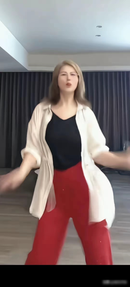 汪家小杨阿姨，从保姆变时尚博主？！
干了15年年薪30万，带薪休假，坐头等舱，还跟雇主同桌吃饭，这待遇，换谁不得好好干？
之前打扮普通，现在染发学直播跳舞，人都开朗了，马筱梅没直接辞退，反而给她调整了适合的岗位，没闹僵。
汪小菲直播间发飙时，马筱梅总在后面圆场，帮员工挽尊，比硬刚有用多了。