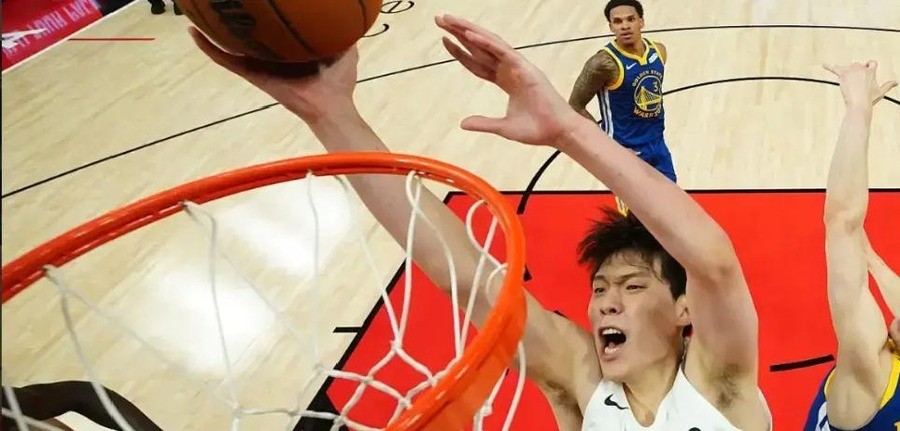 开拓者商品收入同比增长813%，杨瀚森的16号球衣是必买单品。同一时间，他在常规赛场均出战7分钟，得2.2分。队里四个中锋排在他前面。
苏群在10月10日发了一条消息。他写道，今年中国赛火箭对小牛，明年杨瀚森就要来了，他得到的消息是开拓者对步行者。同一天他还判断，开拓者月底执行杨瀚森第三年球队选项基