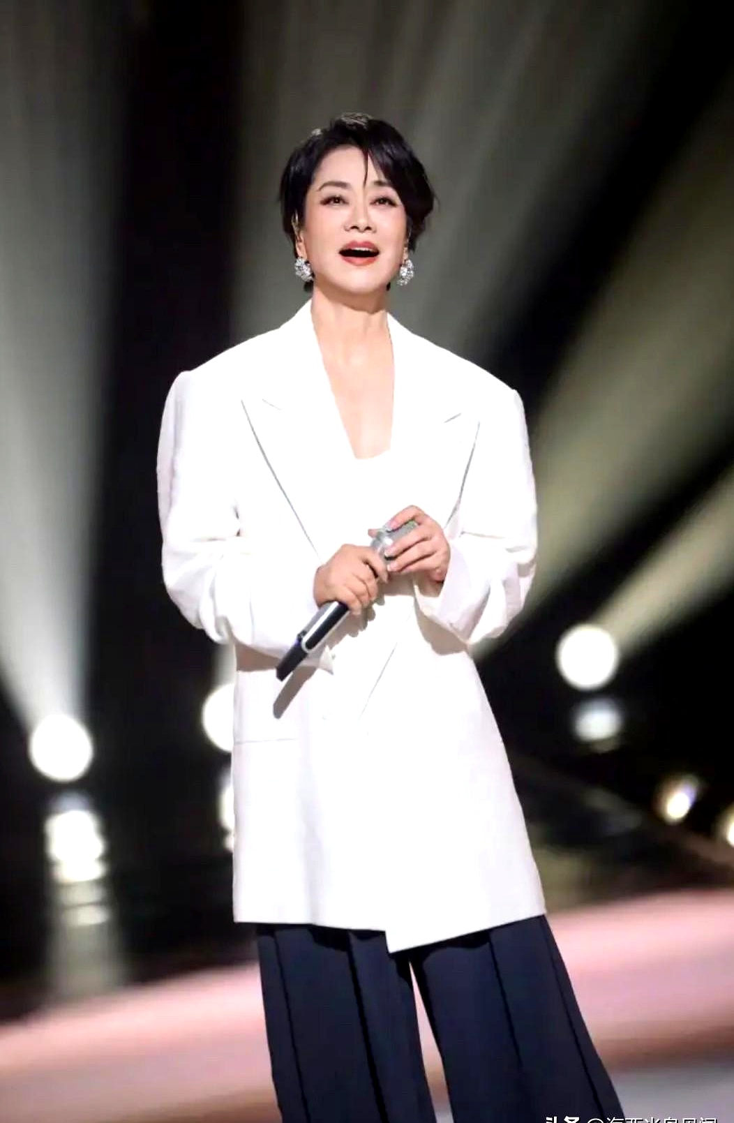 63岁的毛阿敏，丈夫去世后悄无声息带着一双子女定居美国西雅图，日常买菜做饭种地，活成了远离内娱名利场的隐形富豪
 

昔日的歌坛大姐大，现在把全部心思砸在孩子身上，22岁的女儿在国外读艺术设计，20岁的儿子读国际部打篮球，个人信息捂得严严实实
 

你看这些大佬所谓的低调生活，表面上是种菜做饭接地气