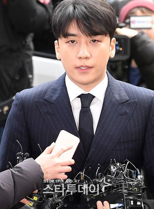 【歌手#李胜利#因涉嫌特殊暴行被起诉】SEUNGRI表示“我的确在表达不想坐在一起时拿着一瓶酒，我只是拿着酒瓶而已，我没有挥舞它也没有威胁任何人。我已保存了与A某饮酒后互发的短信、餐厅内部的监控录像、目睹我们当时在一起时气氛的员工的证词，以及看到A某送我离开的代客泊车员的证词。我将全力配合 ​