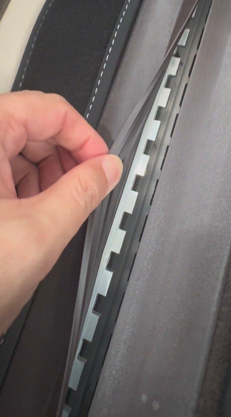 在你看不到的地方，小米也做的很认真。我恶意扒开澎程N90的滑轨，没有毛边，每个齿都很平滑。别小看这这玩意，7系铝合金，拨离强度57000N，说人话，要把座椅从这上剥离，需要你能举起近6吨的力量[允悲]话说，我会不会被人告恶意破坏展车啊？ ​
