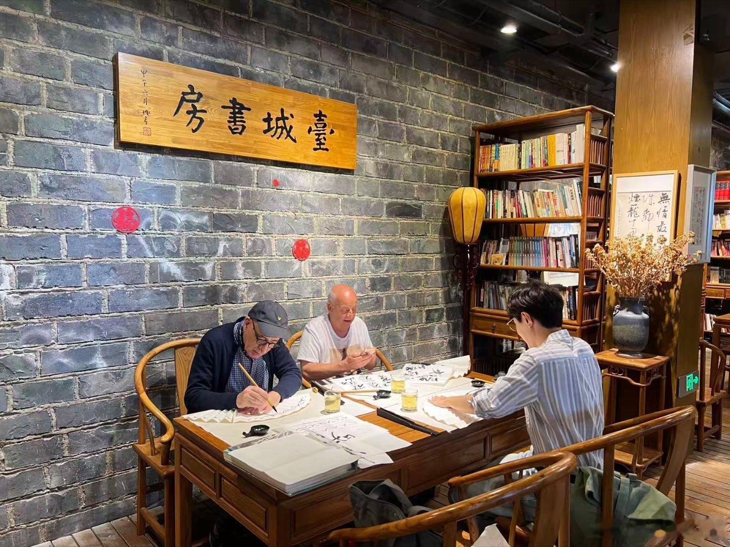 法国客人慕名到老崔茶馆台城书房店品尝正宗雨花茶，体验书法折扇的制作过程。老崔茶馆台城书房 ​​​