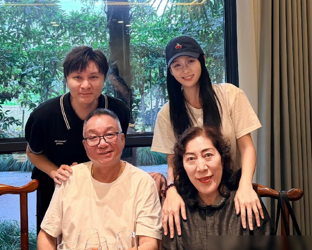 陈乔恩又去乔任梁家了，桌上摆满粉色鲜花，搂着他爸妈拍合照。
不是作秀，是第十年。
10月15号，乔任梁39岁冥诞。陈乔恩发文就九个字：“十年了，你永远是少年。”配图里她笑得自然，二老坐在中间，像一家人。
这些年她没断过。逢年过节探望，陪吃饭陪聊天，把失独老人当自己爹妈处。圈里人都知道，她从不多