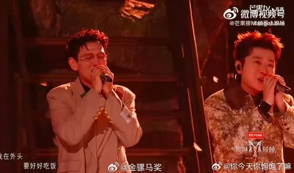 #张睿把和奶奶的故事放进舞台# 很难不被张睿打动，把自己和奶奶的真实经历代入舞台，这份亲情的表达，细腻又充满沉甸甸的重量 ​