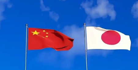 警钟再次敲响，很多人以为今天中国军力碾压日本，我们就安全了，大错特错！
比起1937年那个妄图蛇吞象的帝国，当下的日本才是真正的地狱引路人，真正的安全，来自持续强军与始终如一的清醒准备。

说白了，别看我们家现在军舰下饺子、战机满天飞，就觉得日本是个软柿子捏不动了，这想法太要命了，人家那是披着羊皮的