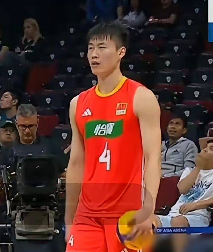 中国男排打泰国，居然要担心主攻没人用了，这事本身就够荒唐。
张景胤伤，王滨也伤，替补李磊一上去，国际赛场那表现，基本是送分童子。海宁来了两年多，愣是没练出一个能用的全面主攻。现在打泰国，手里就剩温子华一个火力点，37扣22中，硬扛韩国那场是痛快，可你不能指望接应场场当爹用。
泰国是啥队？小快灵，