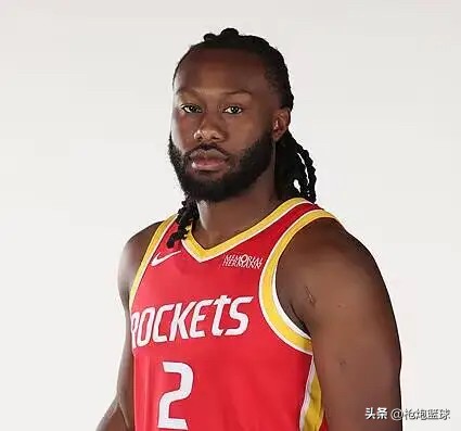 杜兰特真有爱啊

火箭132-100雄鹿，赛后杜兰特解释了为什么他拿着比赛用球离场，他说：“那是送给新秀布鲁斯-桑顿的NBA生涯首分纪念。他在联盟里的第一分是非常特别的事情。他的家人永远不会忘记。桑顿的第一分，但绝不会是最后一分。”

桑顿今天替补出战3分钟，投篮2中2，三分1中1，得到5分。这对桑