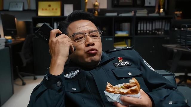 高开低走！央视大剧《藏锋》彻底翻车遭吐槽
 
近期央视重磅播出的刑侦剧《藏锋》，凭着顶级制作班底和实力派演员阵容，开播前热度拉满，被网友预定年度刑侦爆款。可剧集正式播出后，口碑光速下滑，无数观众直言太失望，甚至喊话要求下架。
这部剧的配置堪称豪华，知名导演五百监制，原著出自专业公安作家吕铮，更是集结
