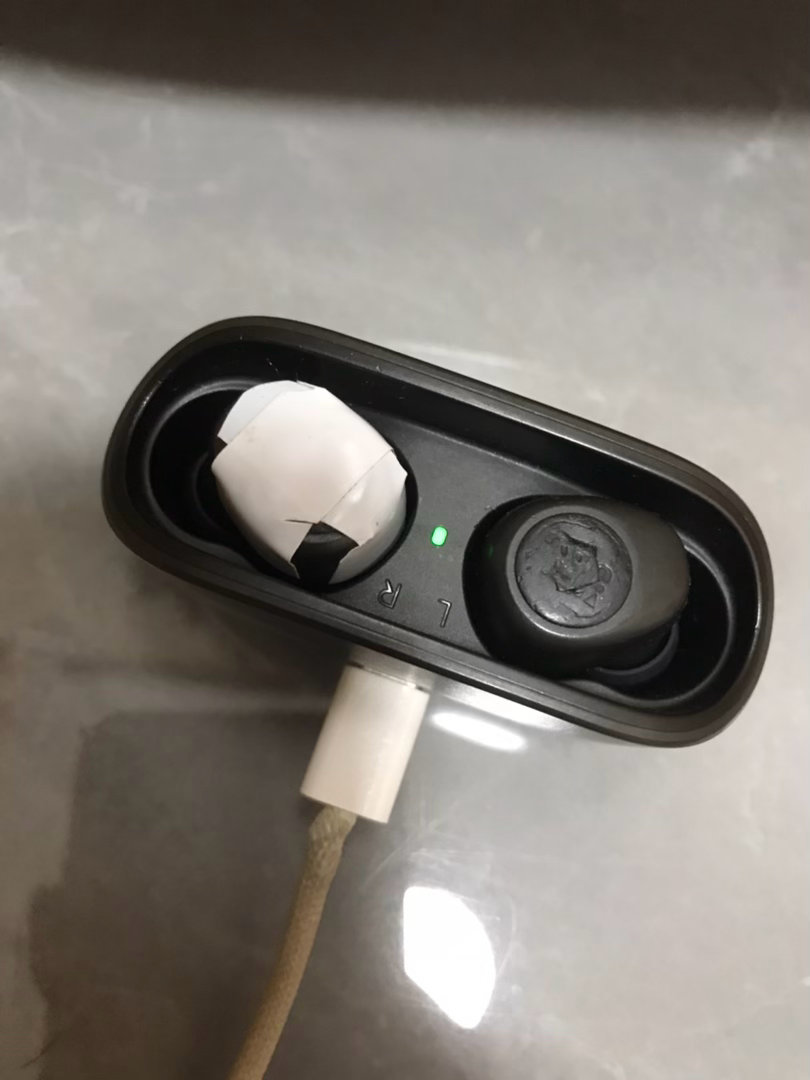 今天又刷新自己的记录[大学生能飞]可是想到万一后续不能持续发挥良好状态，或者运气不佳，业绩掉下来咋办？？？
在下班前，我刻意放慢，把速度控制下来。
慢慢地、稳定地进步就好，别做瞬间灿烂的烟花，工作看的是长期表现，不是瞬间。
另：我的耳机放床头总掉下来，摔了无数次，终于有一次，摔下来后 ​