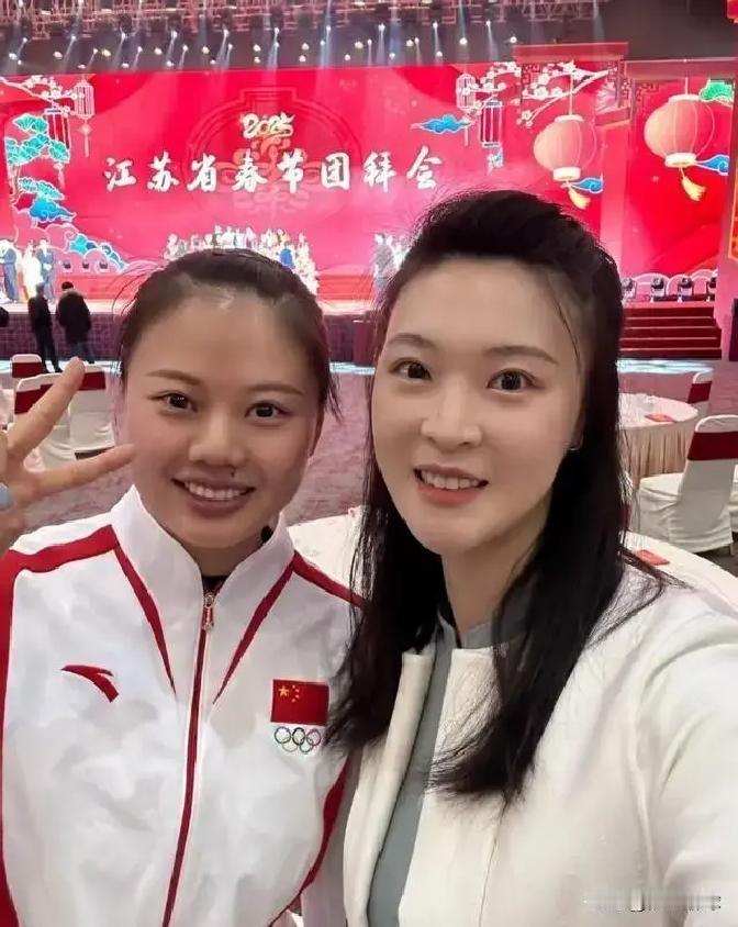 名古屋亚运女排3-0横扫日本拿下队史第十冠，龚翔宇圆梦却被惠若琪一句“我没打过亚运会”整破防：三次伤病三次错过，这反差谁看了不唏嘘
名古屋亚运会女排决赛的解说席上，惠若琪说了一句话——“我没打过亚运会，你知道吗？”央视记者赛后问她拿过几次亚运金牌时，她坦然一笑，给出了这个让全场安静的回答
而就在几分