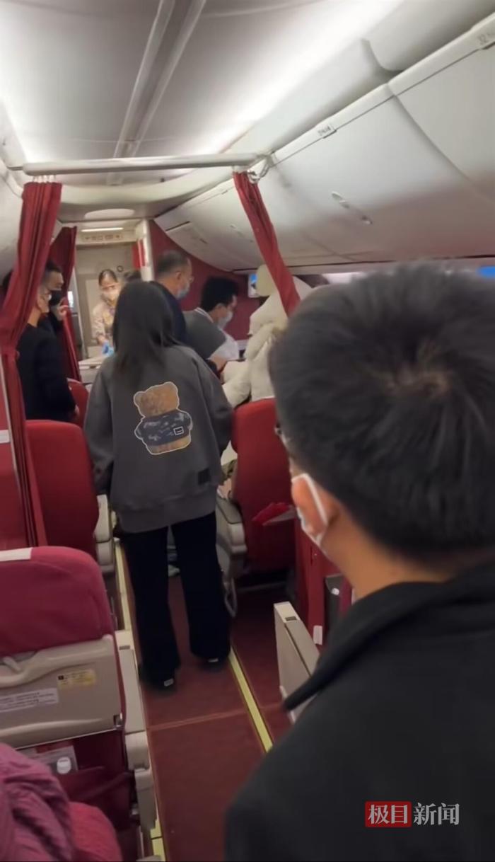 大喊“死神来了”！北京飞上海班机男子冲击前舱门，致航班取消！亲历者讲述惊魂一幕（组图） - 7