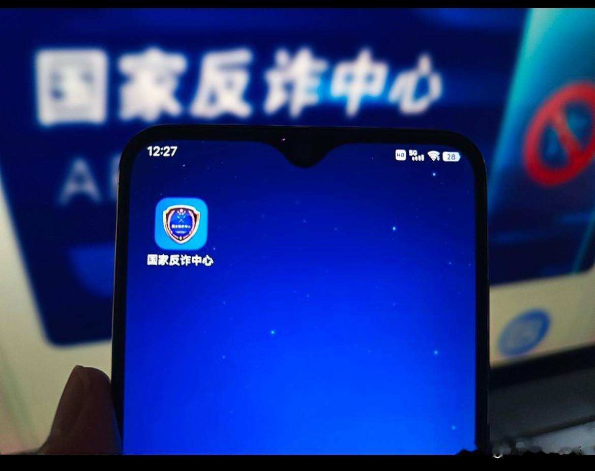 家长手机请上好三道“反诈锁”
不少家长每天抱着手机刷视频、聊家常，压根没做过任何反诈防护。
骗子最爱拿捏家长的软肋，专靠孩子上学、缴费这类话题设下骗局。
很多人总觉得诈骗离自己很远，可往往一时疏忽，就容易上当受骗。

身边就有真实案例，一位家长险些被冒充老师的骗子骗走学费，幸好及时醒悟止损。日常给手