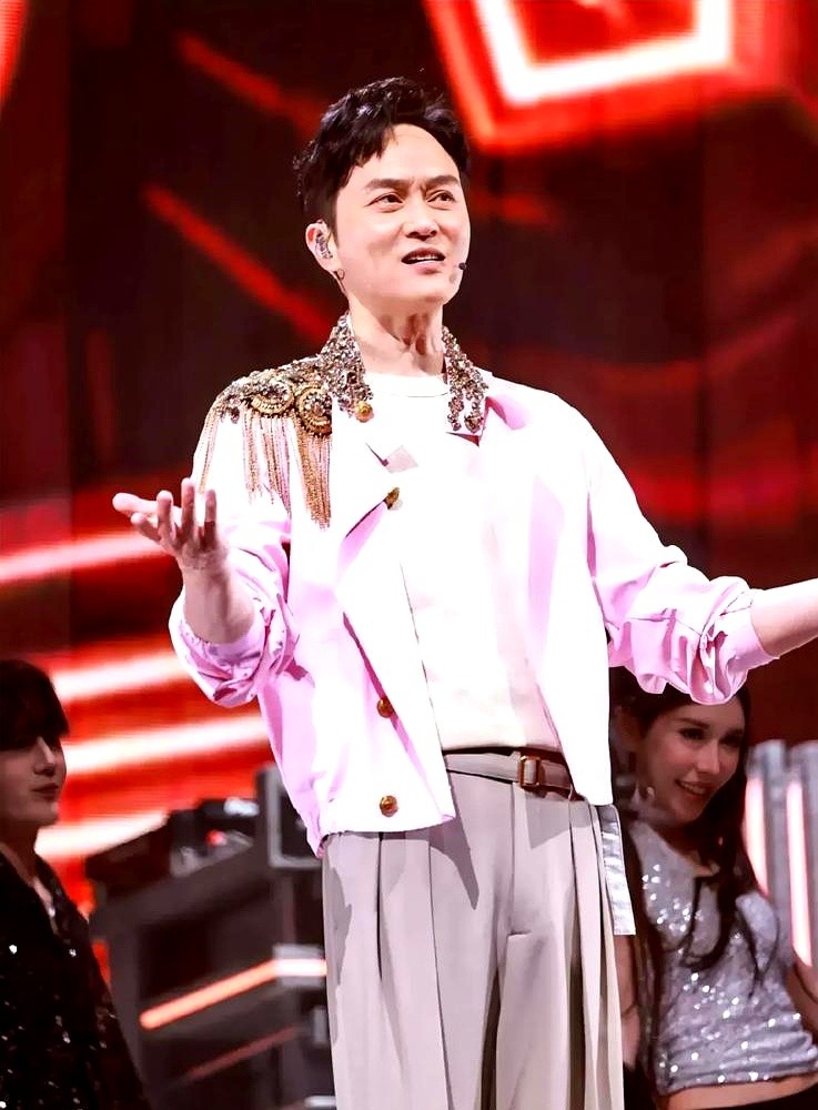 综艺里提当年被软禁，张智霖一句“我是被自愿逼的”，直接让袁咏仪抄起了棍子。

上一秒还在爆料，下一秒他直接滑跪抱大腿求饶。

这俩人的日常就是连环拆台。张智霖吐槽老婆嗓门大，袁咏仪翻着白眼回敬一句“狼外婆”。一提到买包，张智霖立马捂胸口装痛，袁咏仪根本不吃这套，该买照买。一个真敢花，一个真敢演。