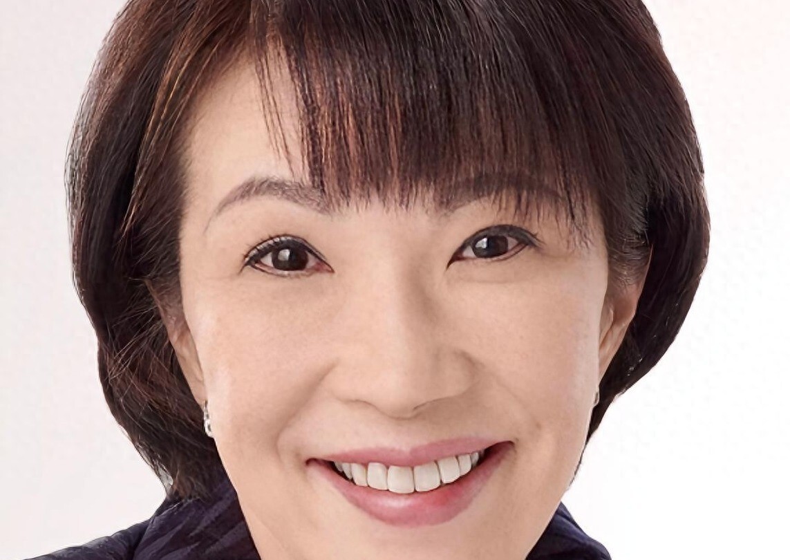 九月十四号，铃木俊一上了NHK节目。他把日程说得很清楚。十六号定党内人事，十七号内阁换血。这是高市早苗上台后第一次改组内阁。去年十月四号，她成为日本第104任首相。也是日本第一位女首相。第一次动手，动静不小。
最扎眼的是，维新会的人要第一次坐进内阁。维新会原本是在野党。在野党成员直接进内阁，这事不常