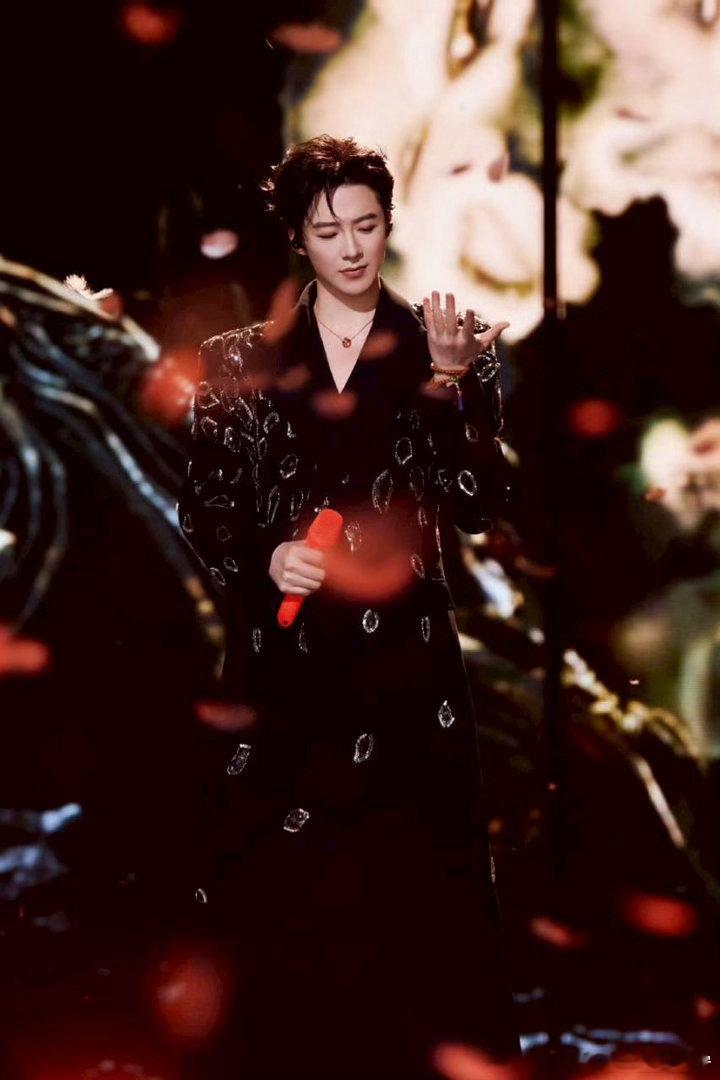 #她的原唱是刘宇宁#丨#刘宇宁# 丨#摩登兄弟[超话]# 

一曲《她》寄栾念心事，@摩登兄弟刘宇宁 极具故事感的嗓音，演绎藏于日常里克制绵长的爱意。

@摩登兄弟刘宇宁 

《照亮》
《她》
《我想》

刘宇宁铁证|刘宇宁高原|
摩登兄弟刘宇宁 ​