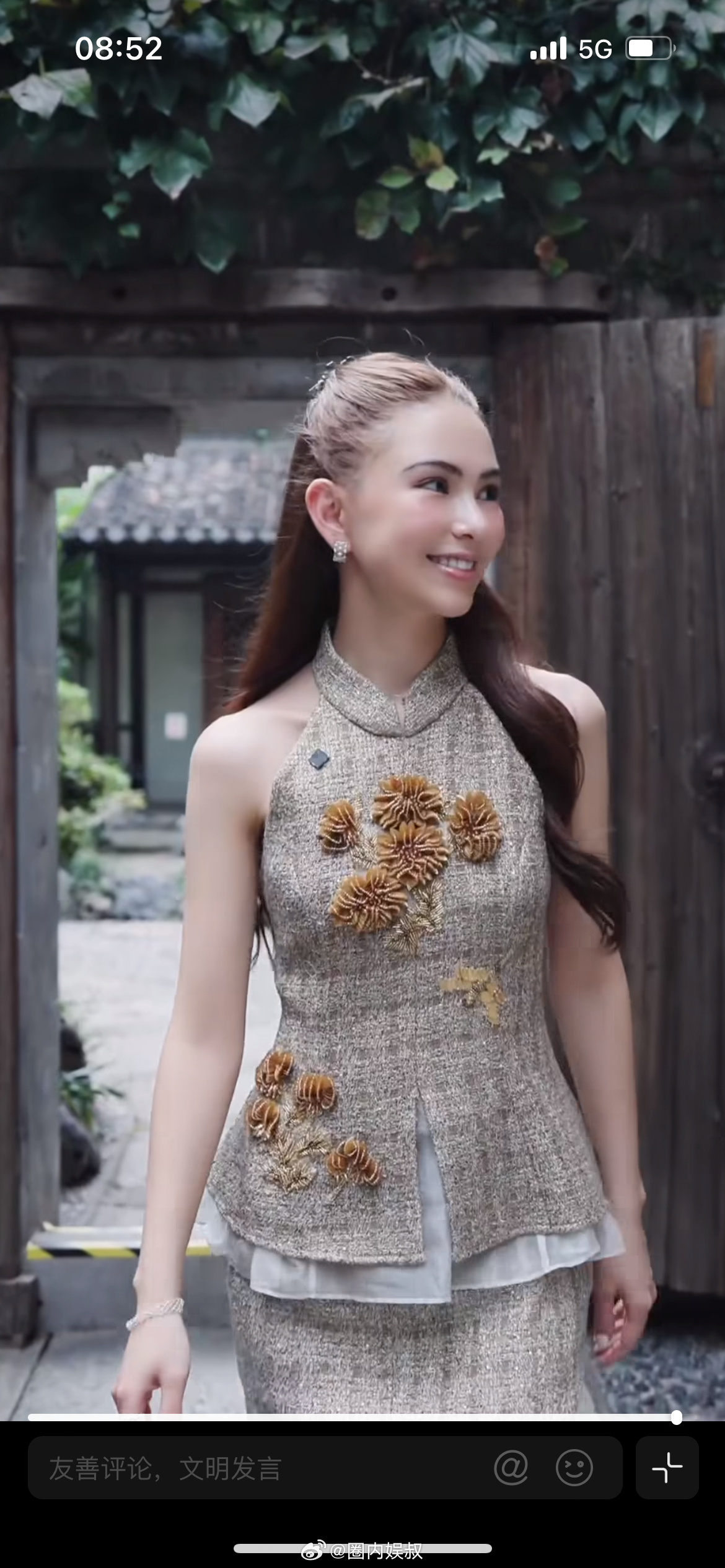 周杰伦昆凌大女儿很喜欢穿汉服，昆凌在南京体验非遗绒花的vlog曝光，她透露此行学习绒花技艺，是为亲手做一支梅花发簪，送给大女儿海瑟薇，原因是孩子十分喜爱汉服，想要搭配古风首饰。视频里昆凌认真跟着非遗匠人学习缠花，沉浸式感受传统手工艺的魅力。

网友发现，周杰伦一家很早就接触中华传统文化 ​