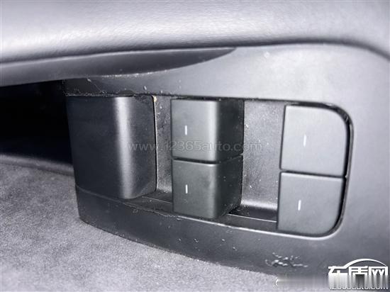 特斯拉Model Y升窗器掉皮 通病吗？
特斯拉 Model Y 出现主驾驶升窗器掉皮问题，不少车主在车质网提交投诉。车辆主驾车窗控制按键表层涂层起皮脱落，无磕碰、液体泼洒痕迹，属于日常使用摩擦后出现的现象，车主认为是原厂塑料件喷涂工艺缺陷。但售后多判定为腐蚀、人为因素，拒绝质保维修。大量同款车型 ​