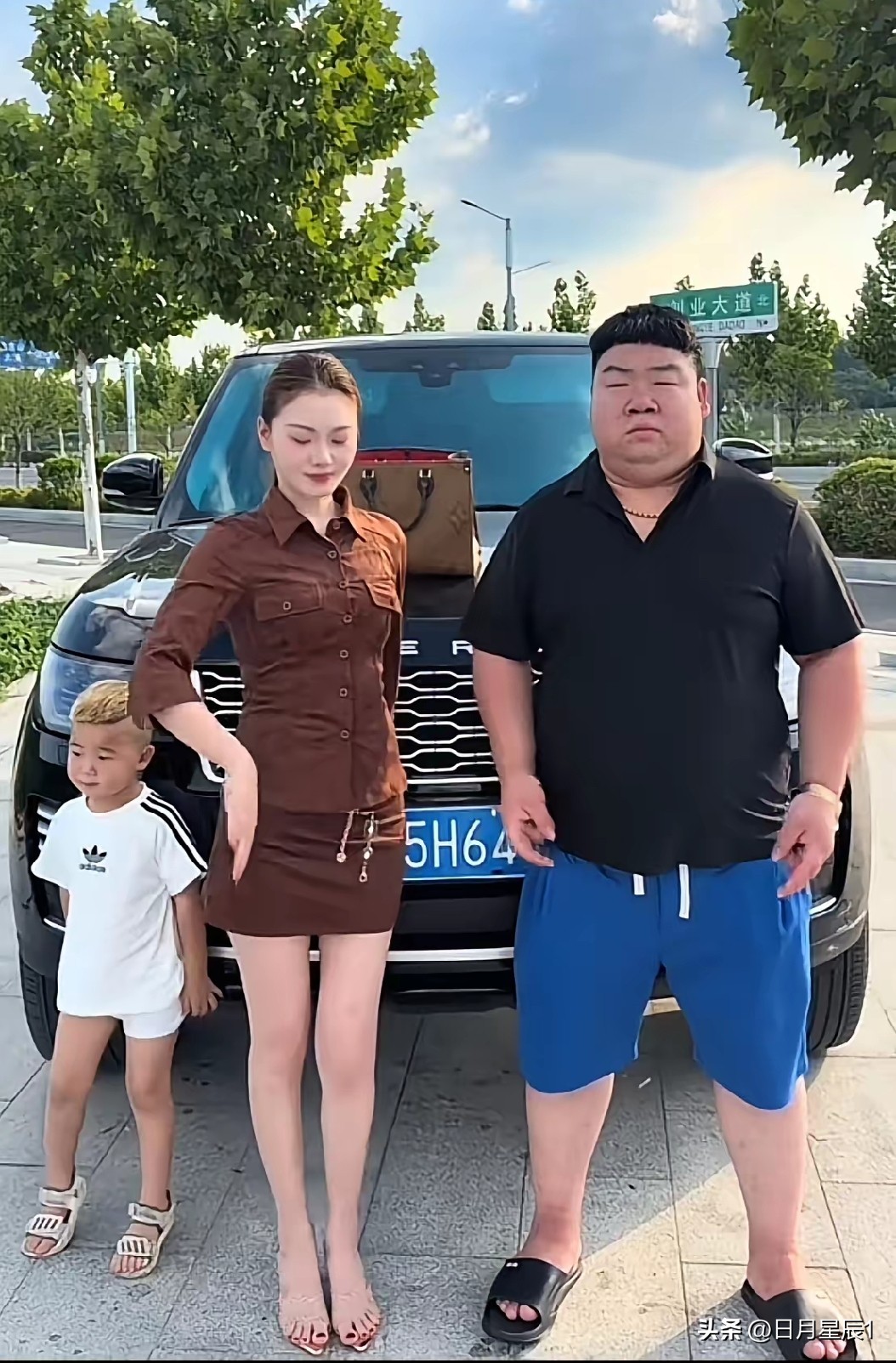 河南沁阳李公子，让老婆穿着超短裙，露着大长腿，拎着价值两万多的LV包包，和自己站在价值200多万的路虎揽胜座驾前打卡，还让染着黄色锅盖头的儿子站在一旁配合。
​​河南沁阳街头这组“全家炫富打卡”的视频，在本地社交圈刷得飞快，不少路人随手拍的片段传到网上后，引来了全网网友的围观。
​​很多本地网友看完