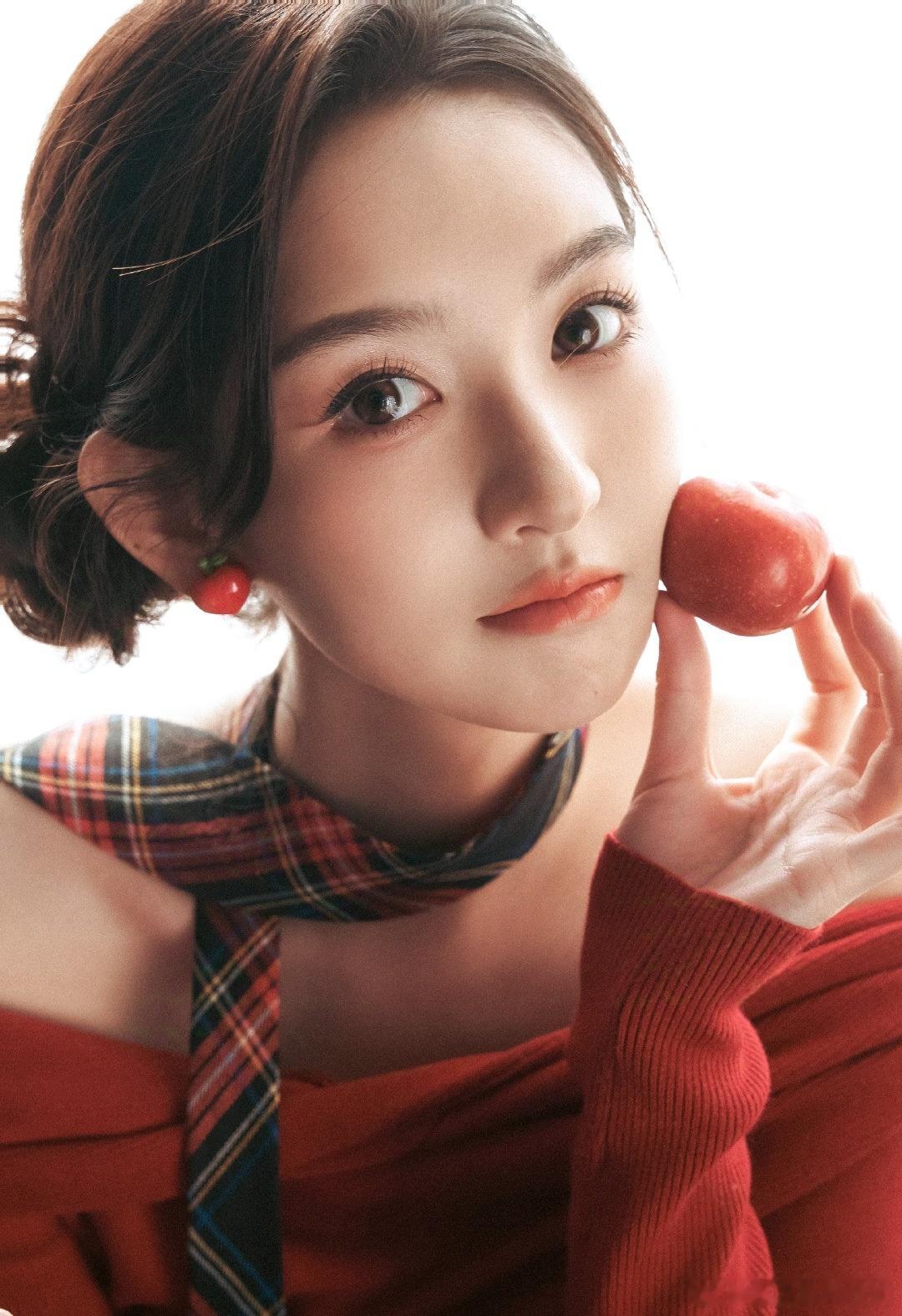 #王玉雯有触觉防御症##王玉雯 触觉防御症是什么##王玉雯杨玏五年恋情和平分手#冷知识：王玉雯患有触觉防御症。从小缺少父母拥抱，让她本能抗拒肢体接触，旁人靠近触碰都会觉得不适，杨玏却是她唯一的例外。
 
两人低调相恋五年，可以牵手、同骑电动车，还一起装修婚房，一度被大家看好，朝着结婚的方向 ​
