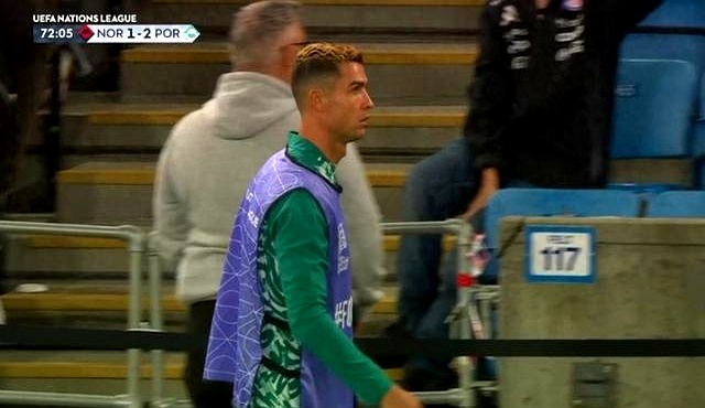 葡萄牙客场2-1拿下挪威，拿下欧国联两连胜并独自领跑小组。
 

赛后葡萄牙主帅若热·热苏斯解释了为何全程没有将队长C罗换上场的原因。
 

这番解释听着很体面，细琢磨却全是竞技体育最残酷的潜台词。
 

老帅倒是没兜圈子，坦白赛前确实跟C罗通了气，私下约好下半场留出最后半小时让他上去冲一冲。