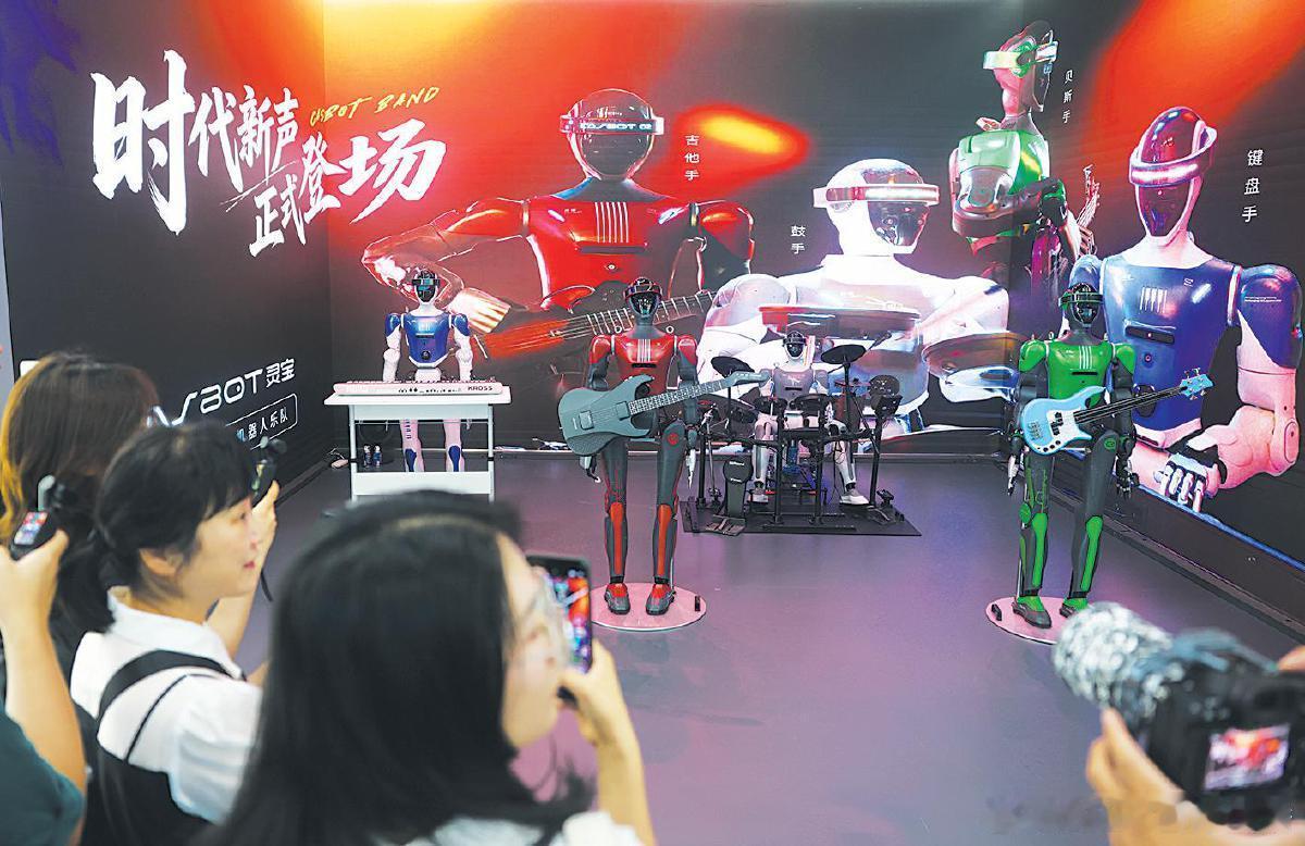 【北京机器人4S店新“员工”上岗 营业额已超6000万元】
The Robot Mall in Beijing E‑Town has got new robot entertainers, one performs Sichuan Opera face‑changing and the other is a robotic rock star. Since its opening, the mall has attracted over 100,000 visitors, with total revenu ​