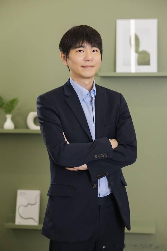 “这是一个新的文明时代。”
 10 年前与谷歌 DeepMind 的 AlphaGo 展开 “世纪大战” 的 UNIST 特聘教授李世石最近这样定义了人工智能 (AI) 时代。
AI 已经超越了与人类的较量，发展成为改变企业工作方式、产业结构和经济秩序的技术。现在，人们的关注点已经不再是 AI 将变得多么聪明，而是 AI 将创造 ​