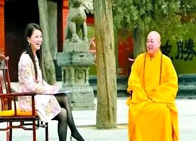 “黑丝美女陪方丈”照片一出，评论区瞬间把李湘拖下水：她不是早去英国陪读...