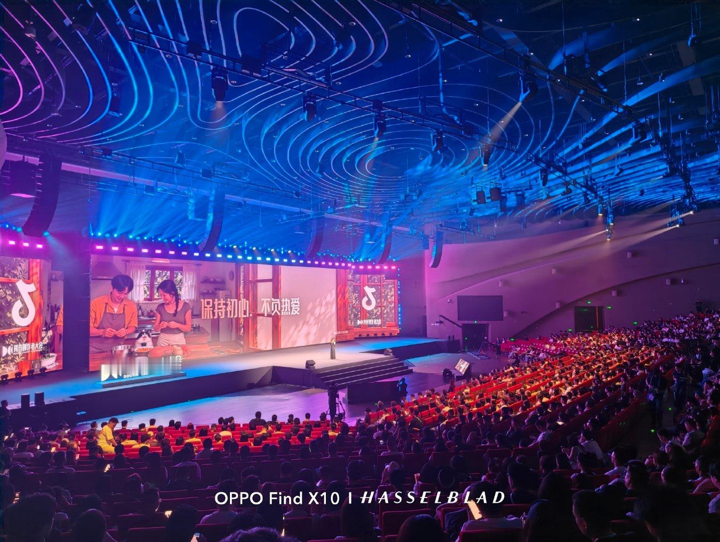 来参加2026抖音开发者大会。
给朋友发照片显摆呢，才发现OPPO  Find X10「原相机」比iPhone的原相机，照片画质好这么多！差距一眼就能看出来！[哆啦A梦害怕]
OPPO Find  X10标准版的原相机也这么强！哈哈
原相机真实还原大会的临场感！这次#OPPO原相机发力了# ​