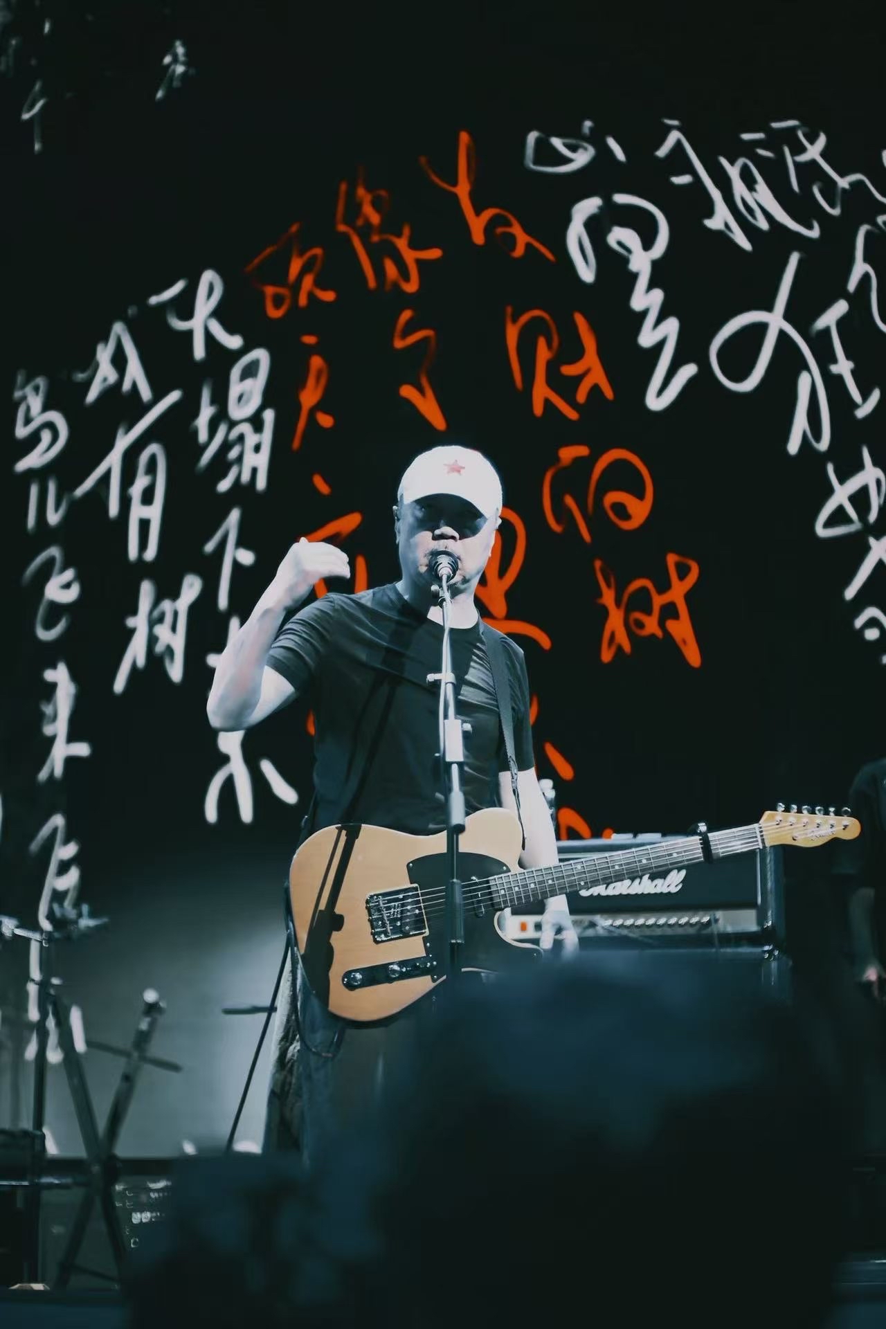 中国摇滚老炮炸翻太湖音悦城

五天活动，六场演出，短短不足一个月的筹备，太多精彩的瞬间。致敬中国摇滚乐四十周年，这是中国摇滚乐在世界音乐之都的一声呐喊！

崔健老师很少会在LIVEHOUSE 演出，一口气唱了十二首歌，时长超过一小时，唱了大湾区晚会的《时间的B面》，还有全场大合唱《花房姑娘》。很开心