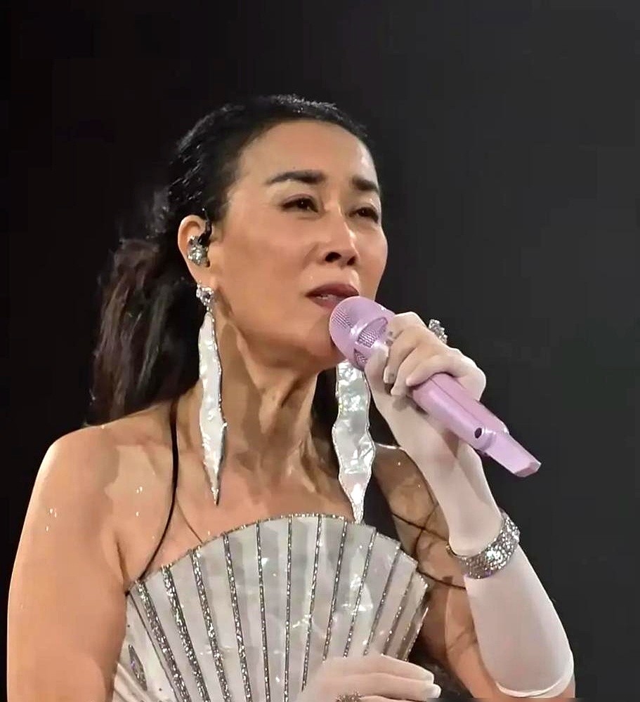 肖战在台上突然抛出一句“当年我是你首选吗”，台下几万人瞬间屏住呼吸。

那英拿着麦克风，一点没客气，脱口而出俩字：“不算。”肖战作势转身要下台。这可不是剧本，这是那英演唱会现场的真实一幕。

其实当年在节目里，那英真不知道这个演员出身的小伙唱歌啥水平。但看着眼前的人，她话锋一转，直接放话：长得这么精