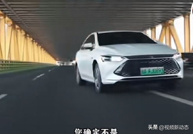 EV）属于十万级主流家用纯电轿车，刀片电池口碑稳定，非常适合城市通勤，同时也存在明显短板。
 
优点
1、三电成熟可靠，刀片磷酸铁锂电池，故障率低，后期衰减控制不错，家用、网约车都有大量实车验证，保值率在同价位纯电里属于上游水平。
2、510km版本CLTC