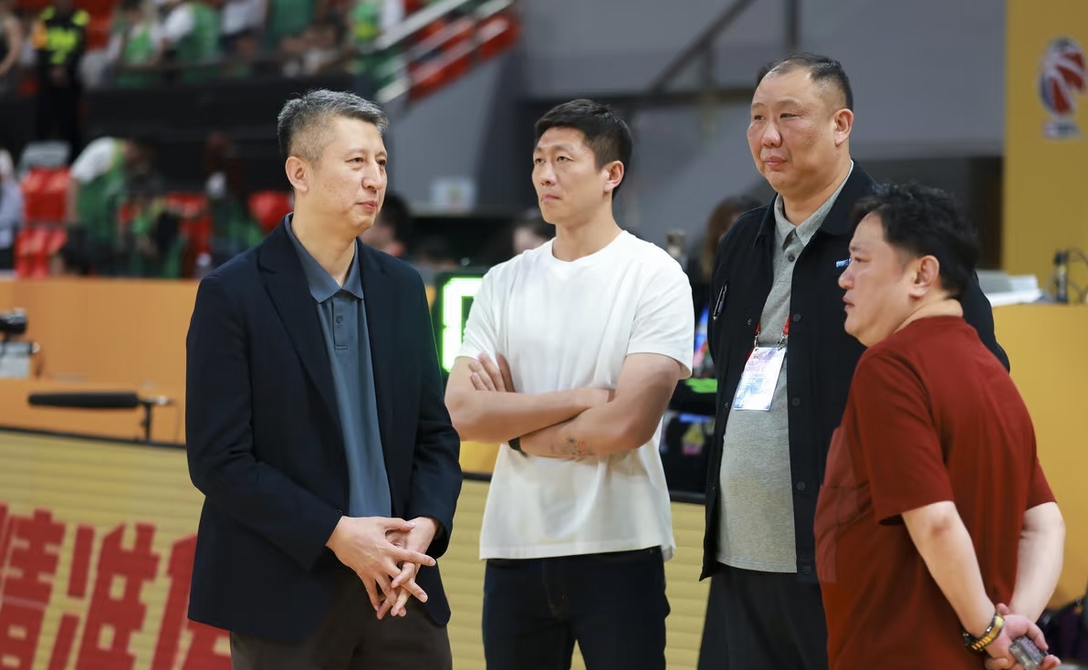 篮协不敢换、也不敢留郭士强，怎么选都有错。
 
都在吵着郭士强该不该下课，但没人看透篮协最核心的两难困境，这也是男篮当下最无解的死局。
 
这次亚运无缘奖牌，舆论一边倒要求换帅。但站在篮协的角度，换帅和留任，全是死胡同。
 
如果顺势换掉郭士强，表面是给球迷一个交代、平息舆论。但深层含义没人敢提：等
